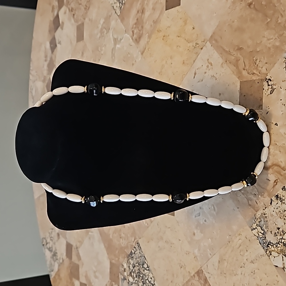 Crown Trifari Signed Black White Gold Tone Beaded Necklace Beads Vintage Jewelry